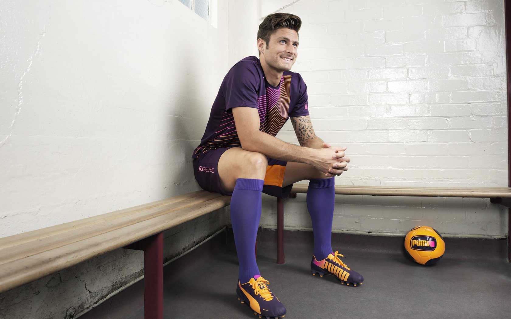 球场外的故事：运动员的家庭生活引发关注，运动员在球场训练形容词