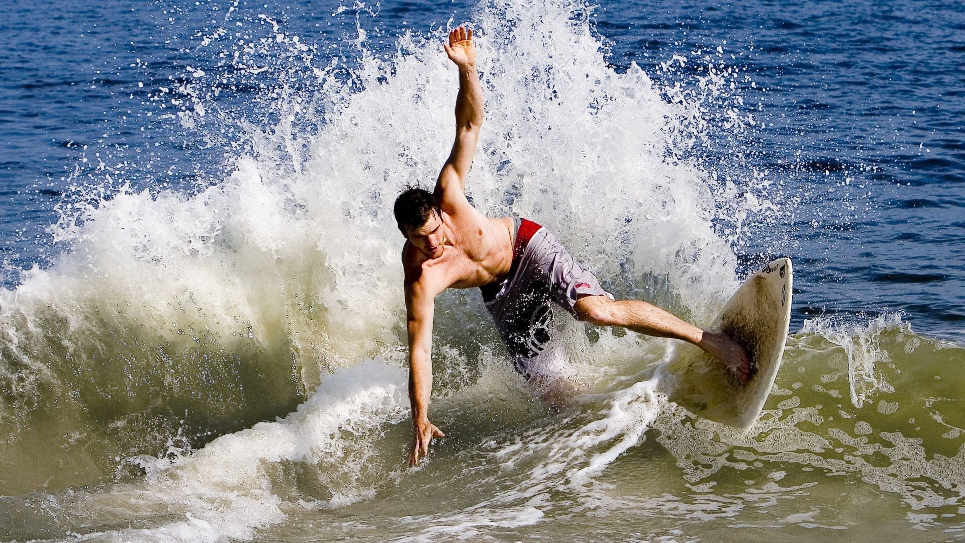爱游戏平台-英超经典对决，战术调整和精彩瞬间轮番出现，英超精华集锦