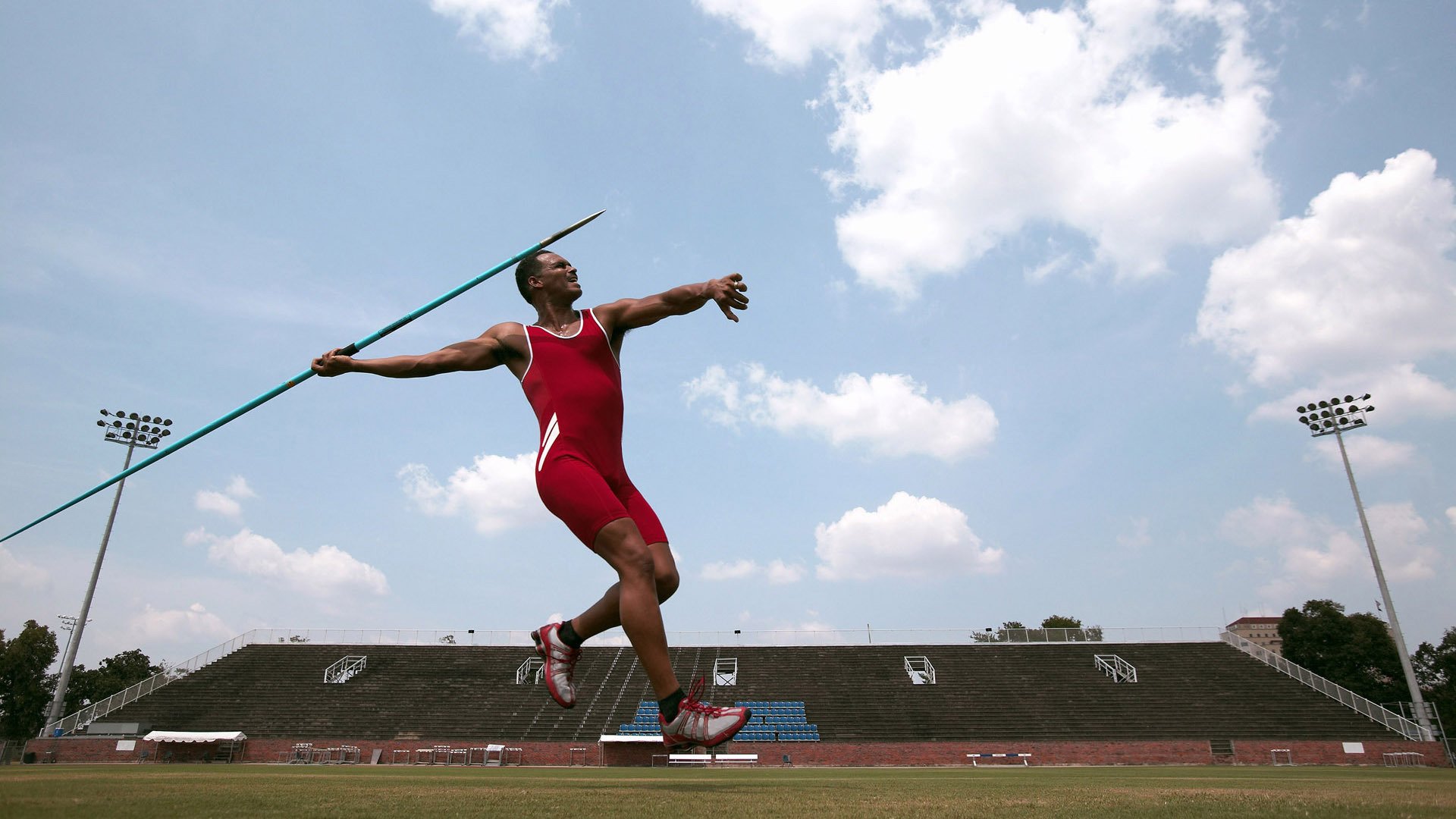 青少年足球后备人才库日益壮大，俱乐部青训体系日趋完善，青少年足球培训课程